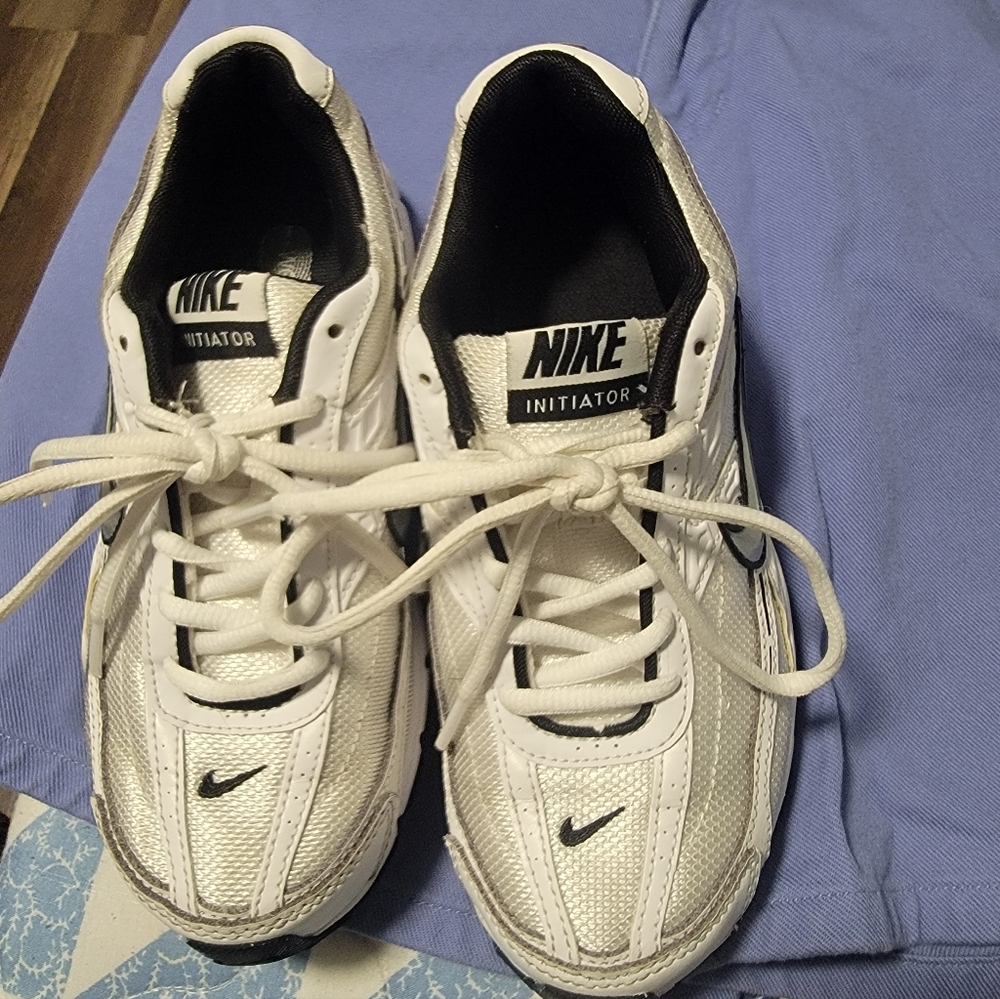 Nike White and Black Sneakers